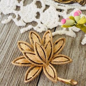 Vintage Avon Precious Pretender Lotus Gold tone Brooch Signed